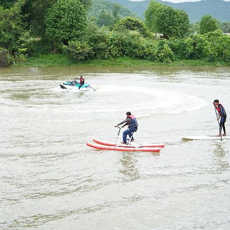 The Boat Club,Karjat Hotel Eksteriør billede