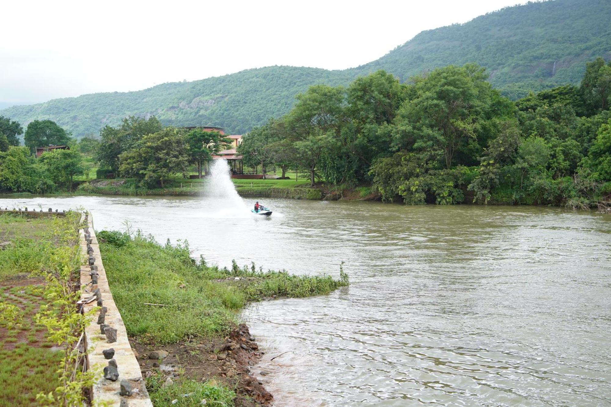The Boat Club,Karjat Hotel Eksteriør billede