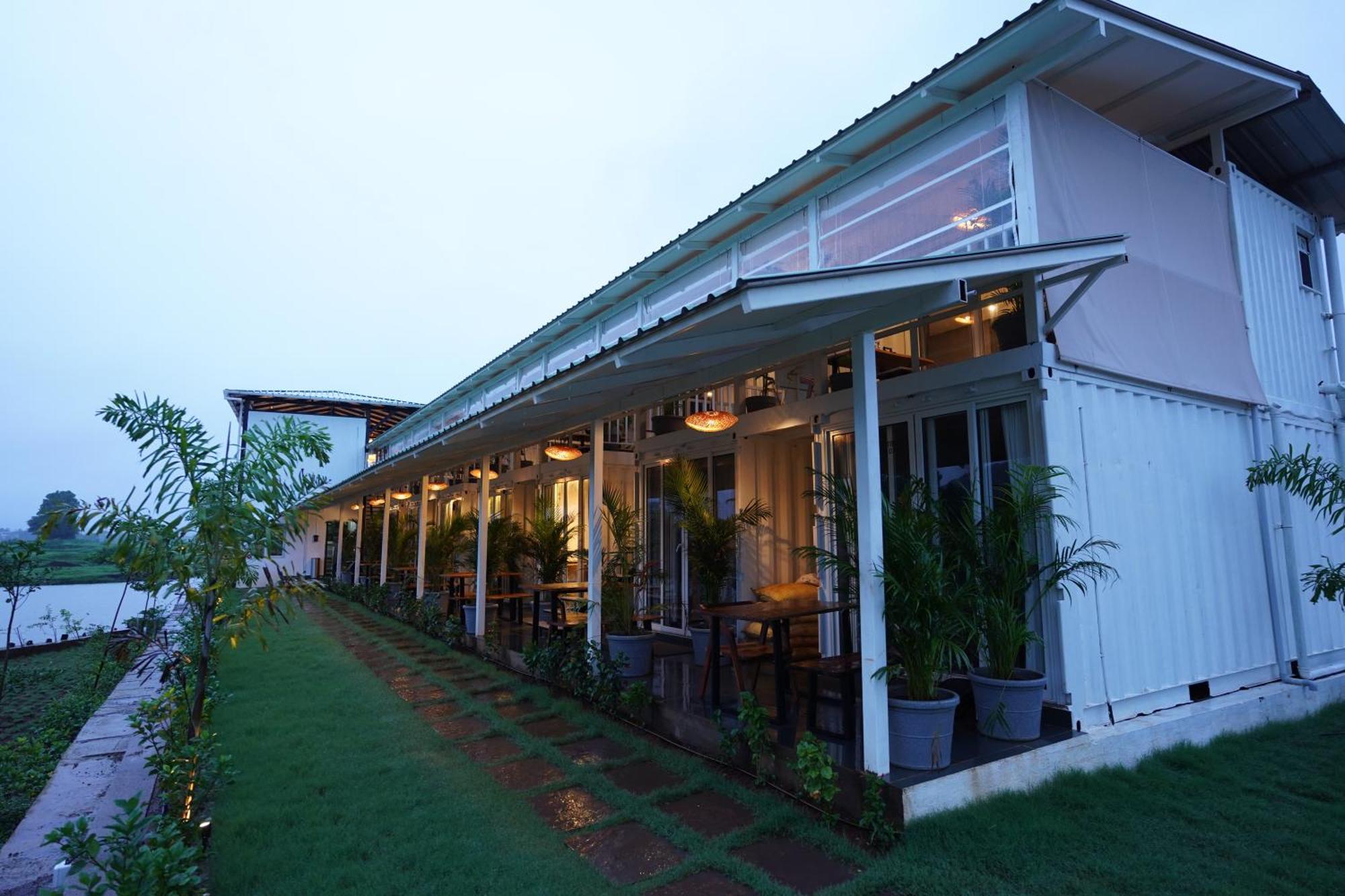 The Boat Club,Karjat Hotel Eksteriør billede