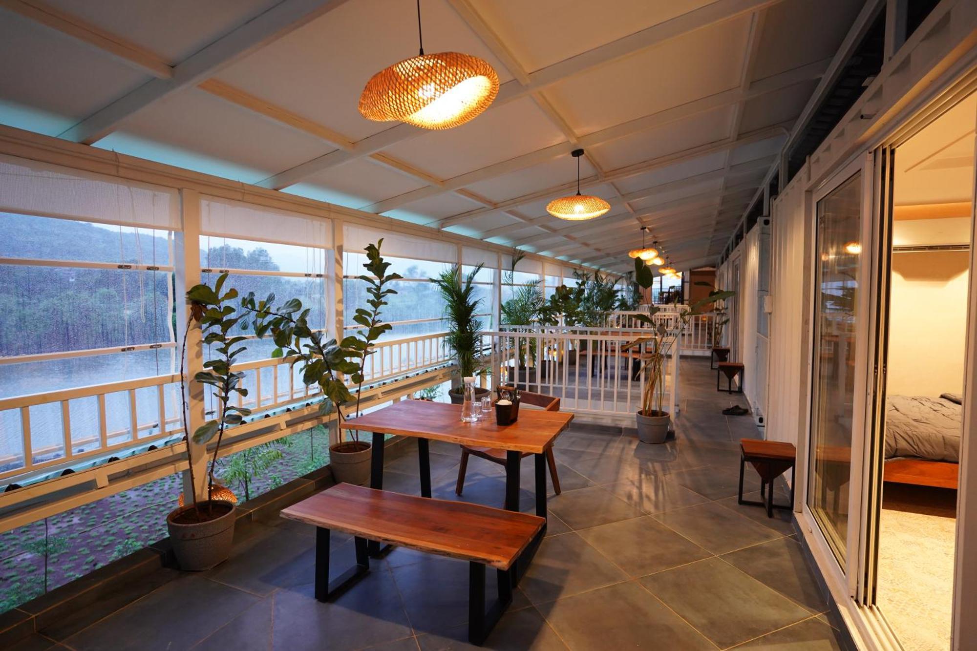 The Boat Club,Karjat Hotel Eksteriør billede